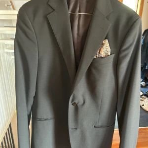 Oscar Jacobsson Blazer - Storlek 50  Inga flaws, använd ca 3 gånger. En gång på student-bal och två gånger vid privata evenemang.  Ett mindre flaw på båda axlar. Lite upprivet på båda axlar. Bild kan bifogas vid frågor och eventuellt intresse.