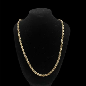 Guld cordell  -  rostfri/guldplaterad. 5mm och 50 cm långt vilket är en parfekt längd om du inte vill den ska va för lång eller för kort. Vid fler frågor är det bara att skriva till mig privat.