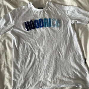 Hoodrich t-shirt  - Köpt från jd sports. Orginalpris cirka 500kr. Storlek xs, men passar även S