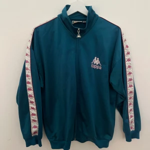 Tracksuit jacka från kappa - Jätte fin kofta från kappa. Den är köpt i Frankrike och står därför i frwnsks storlekar, men sitter bra på S/M
