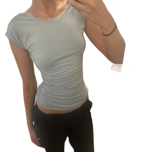 Tröja/klänning  - Den är hemma gjort av en tjej så kan därav ha defekter som jag inte märker av❤️ den är inte Professionellt gjort men är endå söt att ha på både som en tröja och klänning 