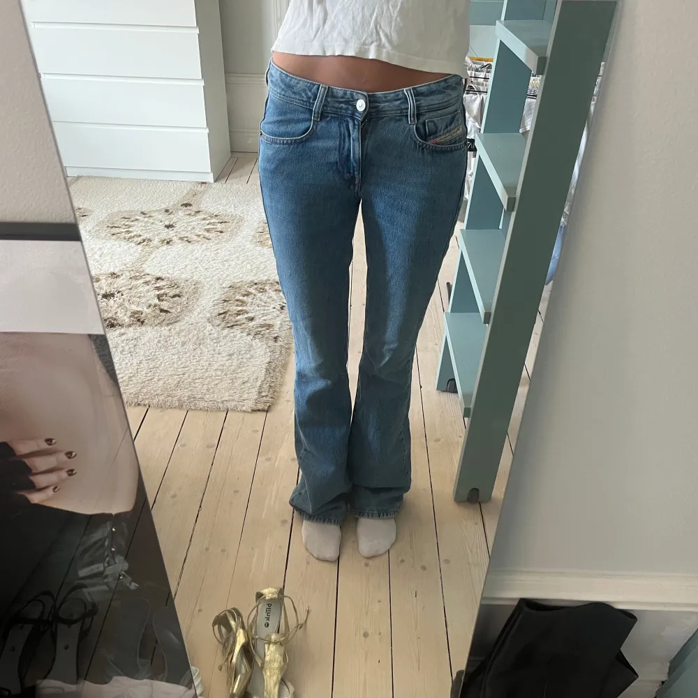 Säljer mina super fina disel jeans som är köpta nya från butik!! Nypris 2100, knappt använda, men är lite nergångna vid foten! Lowwaist och bootcut!!🫶🏼. Jeans & Byxor.