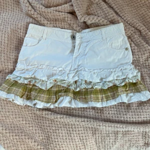 Unik jeanskjol - Cool, unik och lågmidjad jeanskjol! Skriv gärna i DM vid frågor 💗39 cm bredd