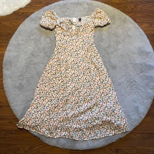 Gul blommig klänning  - Söt blommig klänning aldrig använd 💛