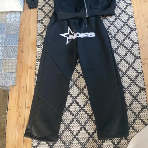 Nofs tracksuit  - Tjena säljer denna nofs tracksuit då jag inte använder den. Den är storlek M men passar s