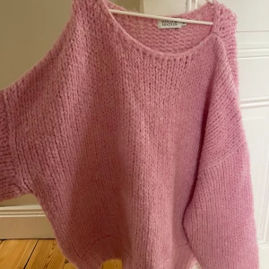 Superfin rosa stickad tröja  - Bara använd några få gånger, nypris runt 600kr 🩷🩷 perfekt till mysiga sommarkvällar och sensommar. Kan säljas för billiga vid snabb affär❤️