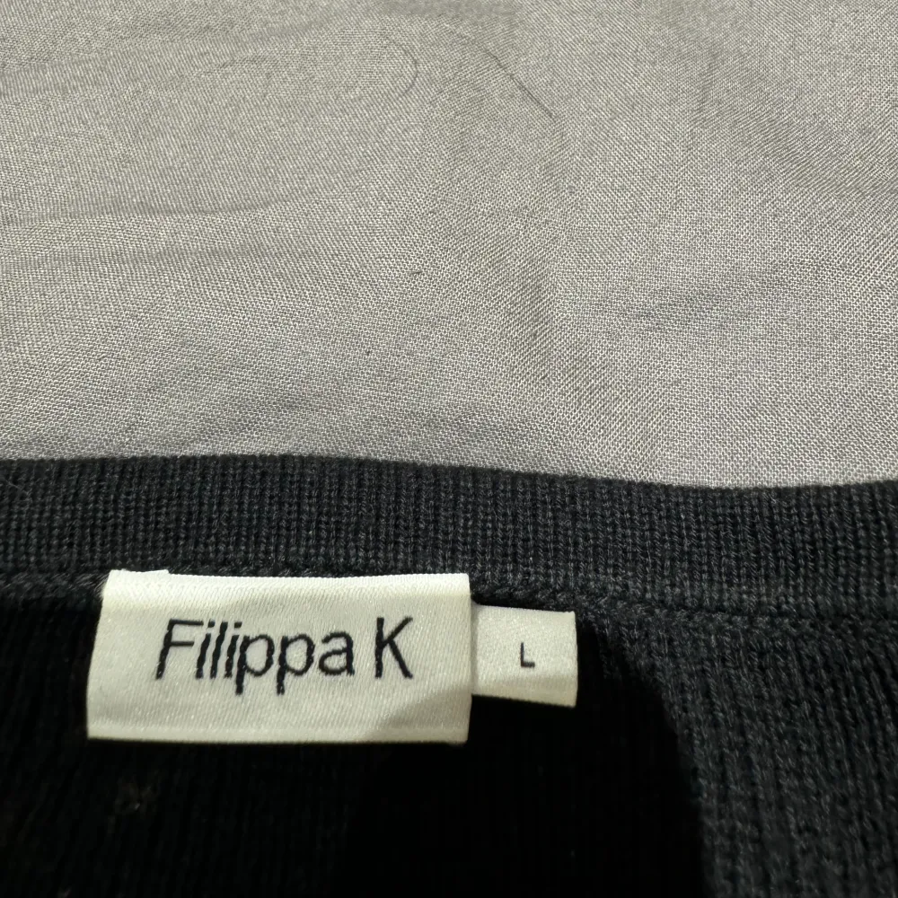 super fin kofta från Filippa K!!! skriv för bättre bilder eller några andra funderingar. pris går och diskutera💓storlek L men passar mig som bär Xxs - s i kläder!. Tröjor & Koftor.