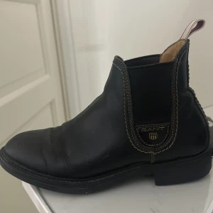 Gant skor stl 36 - Säljer mina gant skor då de inte kommer till användning. Köptes för 1500kr men säljer för 600kr då de inte är i nyskick. 