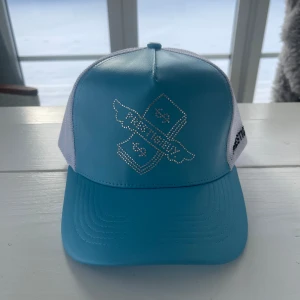 Rhinestone Keps - Säljer en helt oanvänd, snygg och sällsynt rhinestone keps från @Prestigieux.store  Om du vill sticka ut lite extra i sommar med en keps så tipsar jag dig om denna. (du får även med en snygg påse till kepsen) 