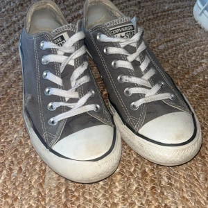Låga Converse chuck 1 - Bruna/beigea Converse som säljs på grund av att de inte används längre. Priset kan diskuteras och jag byter gärna. Lite slitage på ena sidan av skon därmed priset