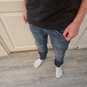 Replay anbass jeans - Riktigt nice replay jeans i storlek w28 l32. Populära jeans , nytt pris: 1500kr mitt pris 450kr