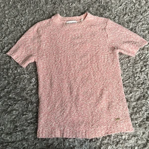 Superfin tosa tröja! - En såå fin tosa ”stickad” tröja från Lindex! Passar perfekt till sommaren! Aldrig använd! Nypri: 349kr