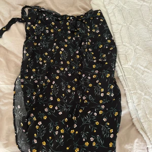Omlott kjol - Superfin omlott kjol som passar till fina tillfällen eller till vardags, säljer då den är för liten för mig. Den passar XS