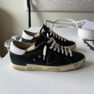 Phillipe Model Sneakers  - Säljer phillipe model prsx i snygg färg! | Skick : 8/10, väldigt bra utan defekter! | har begränsat med og, så först till kvarn som gäller. | Sitter oftast 0,5 storlek större | Hör av er vid frågor. |