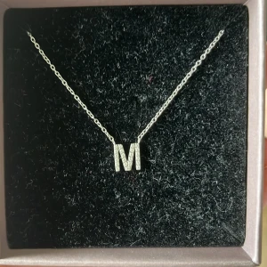 edblad halsband  - Säljer detta superfina halsband från edblad i bokstaven M. Säljer då jag inte använder silver längre. går även att ha på andra hållet (se bild 3) . Jätte bra skick då det knappast är använt. Kan även tänka mig att byta till guld! (nypris 349kr)