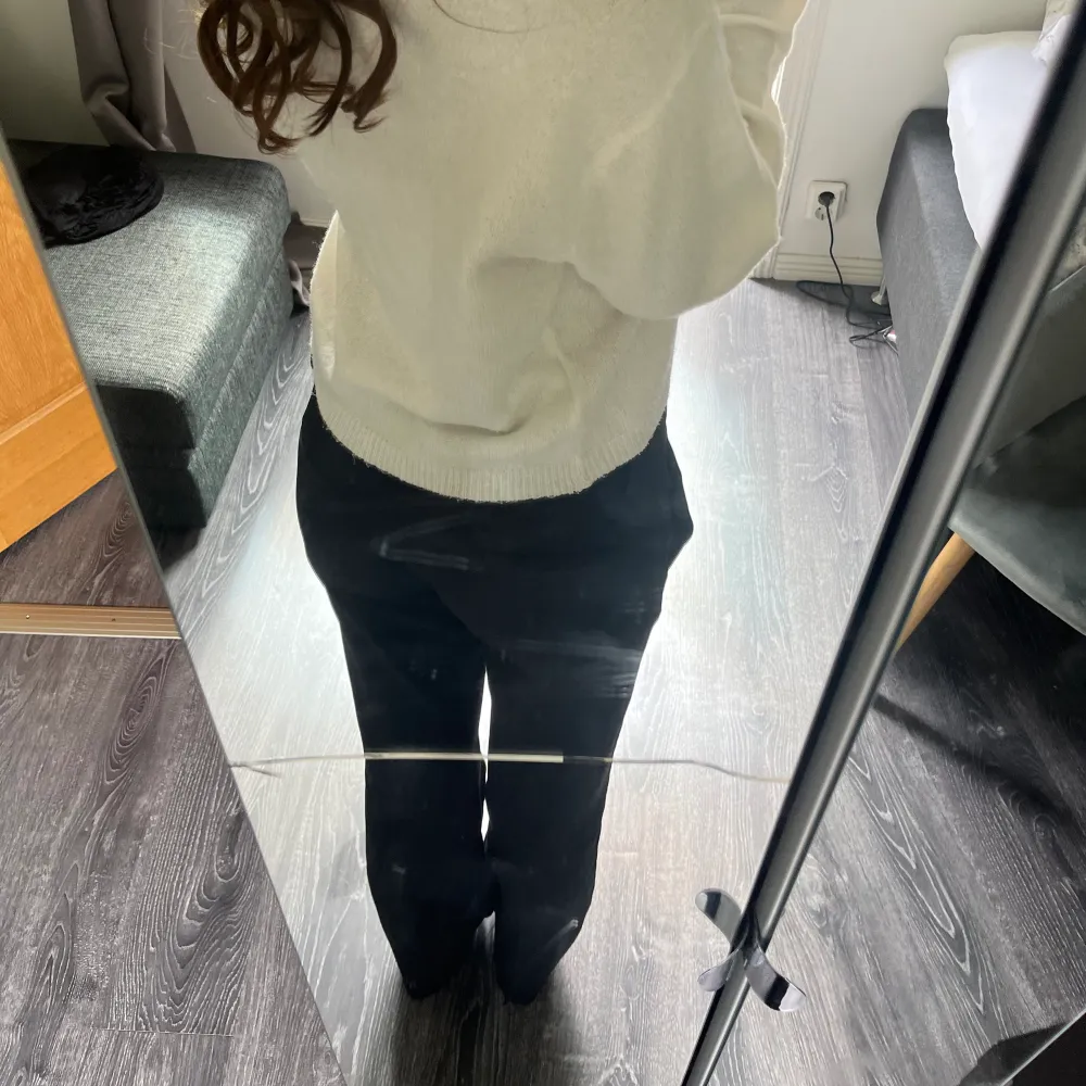 Kostymbyxor som är uppsprättade längst ner så att de ska passa mig som är 176 cm lång, det finns några lösa trådar längst ner men går att klippa bort lätt. Bra skick, storlek 40 men känns mer som 38/större 36 ❤️. Farkut & Housut.