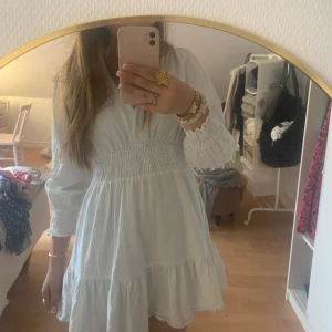 Vit zara klänning  - Jättesnygg zara klänning i storlek xs som är jättefin till t.ex midsommar, nästan helt oanvänd💞