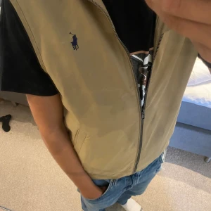 Ralph Laurent väst - Säljer denna snygga Ralph Laurent västen. Storlek s 