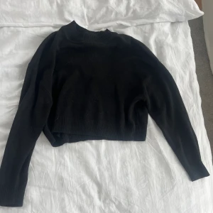 Tunn stickad  - Säljer då jag inte gillar att den är kort! 