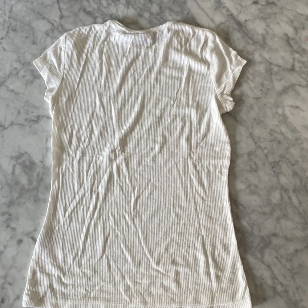 Säljer en vit t-Shirt. Skriv för fler frågor🥰. T-shirts.