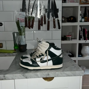 Nike Dunk High - Storlek 42, knappt änvända. Nike Dunk High Spartan green. Snabb affär kan sänka priset 