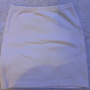 Vit kjol - Super gullig vit kjol i mycket fint skick!