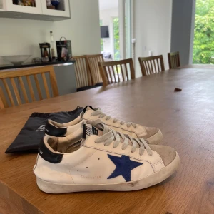 Golden Goose skor - Säljer nu mina golden Goose som jag har haft i en månad, köpt för 4000kr, i väldigt bra skick. Har tyvärr ingen box men man får med påsen till skorna och får dem i en annan påse, säljer för 2100 kr/ Måns