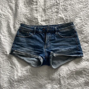Lågmidjade shorts - Jätte snygga lågmidjade jeans shorts från denham💕. 