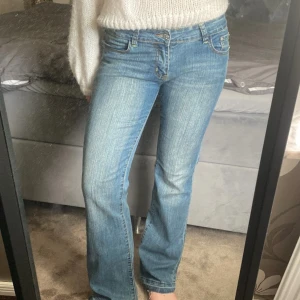 Låga jeans från Armani Jeans - superfina lågmidjade jeans från Armani Jeans. använda men i fint skick💕 