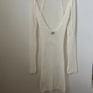 Strandklänning - Strandklänning från Nakd i storlek XS, använd en gång, nypris 579🌸👙