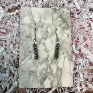 Grå örhängen - Ett par gråa örhängen som är nickelfria 