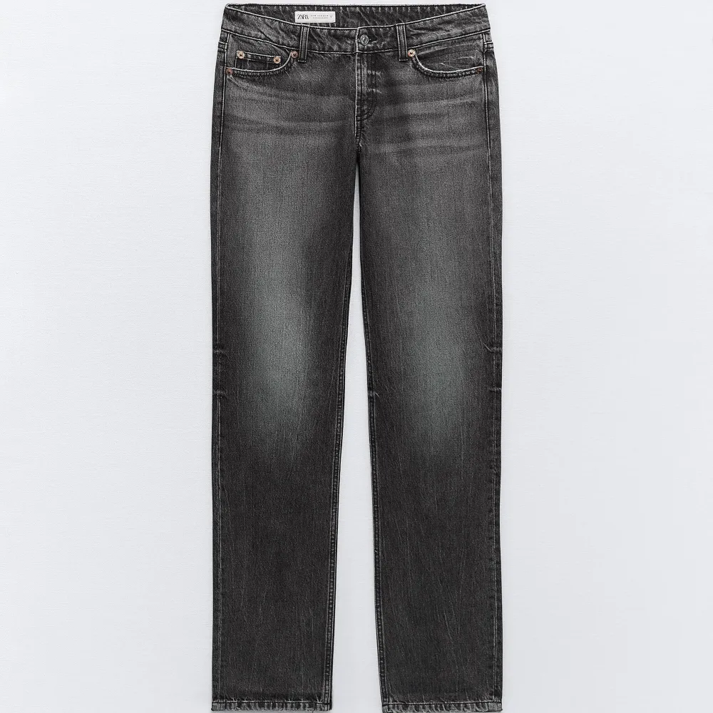 Raka zara jeans med medelhög midja  Storlek 34 Fint skick!. Jeans & Byxor.