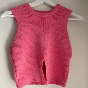 Somrigt set - Säljer detta superfina somriga set med tillhörande topp och shorts. Helt oanvänt och i gott skick. Perlefelt nu till sommaren!! Frakt tillkommer💓