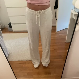 Linnebyxor - Jätte fina linnebyxor från NAKD. Säljer för 350kr. Är i storlek 38. Jag är 168cm❤️