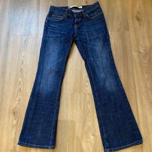 Lågmidjade& Bootcut jeans från GAP i mycket bra skick🩷Storlek: 26/30. De är små för mig. Jag är 1.64 cm lång och brukar ha 27,28. Du kan använda 