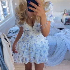 Klänning  - Klänning från VYLANDER. Helt oanvänd eftersom det tyvärr va för liten. Lappen sitter kvar!  Köpt för 899kr