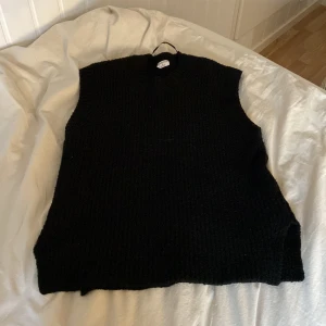 Stickad ”väst”  - Snyggt med t.ex en vit långärmad tröja under eller en skorta. (Inte en stickad som jag hade!)  Använd 2 gånger, väldigt skön! 