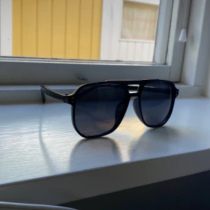 Solglasögon  - Säljer nu ett par riktigt feta solglasögon | liknar rayban boyfriends | skick 10/10 inga defekter | pris kan diskuteras, hör av vid minsta fundering 