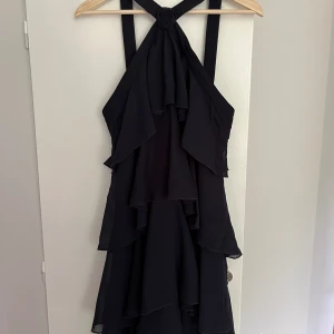 Felicia W klänning - Säljer denna jättefina och populära klänning från Felicia Wedins kollektion för vero moda💗