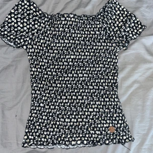 Stretchig blommig t-shorts - En tröja jag köpte för länge sedan som nu inte kommer till användning. Bra plagg till sommarn.