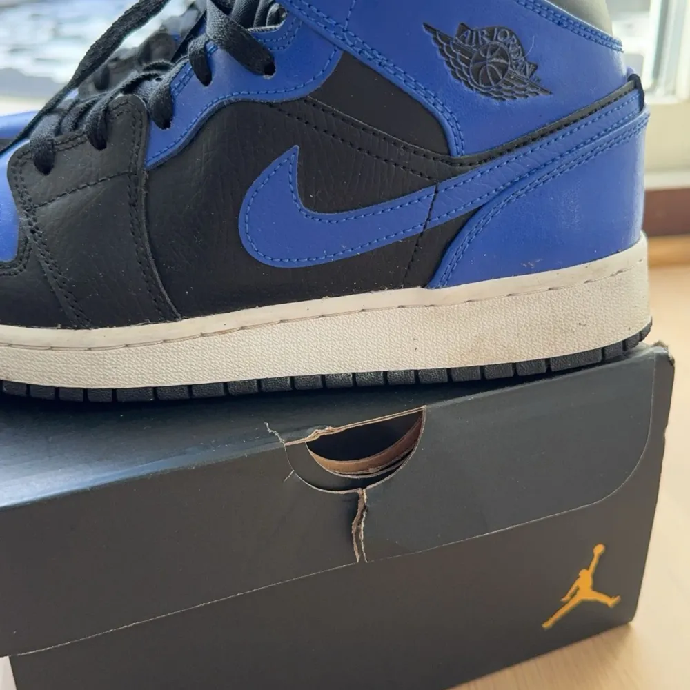 Jordan 1 mid i färgen Royal blue, dom är i ett bra skick och säljs pga att ja har växt ur dom. De har inga defekter eller fläckar. Boxen kommer med skorna.. Skor.