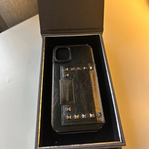 iPhone 11 mobilskal från ideal of sweden - Jag säljer ett superfint mobilskal med nitar från ideal of Sweden då jag har en ny telefon där detta inte passar. Använt väldigt sparsamt, mycket bra skick. Skalet kommer med tillhörande box. 🤩
