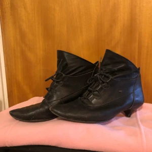 Vintage skor  - Från min farmors garderob St 37-38 Är nog Äkta läder 