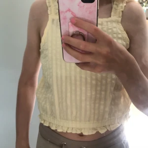 Gult linne - Ett linne i storlek 146/XS💛Säljer för att det är lite för stort för mig🌸 Aldrig använt utan bara testat så det är i ett bra skick💛💛