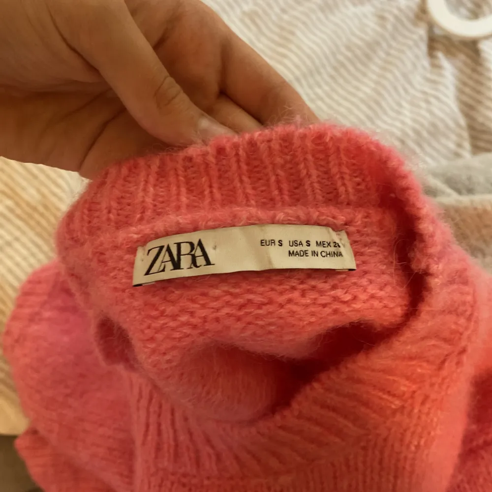 Säljer denna jättefina tröjan från zara, säljer på grund av att den inte kommer till användning. Använd ungefär 3 gånger men är som i nyskick.. Neuleet.