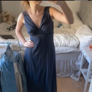 Balklänning - I fint skick, använd endast en gång. Marinblå långklänning