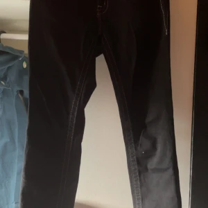 miss me jeans -  Ett par svarta  skinny miss me jeans skulle säga att det passar på en s / xs har tyvärr inga bilder med dem på då de inte passar💕 innerbenslängd: 70cm midjemått: ca 75cm