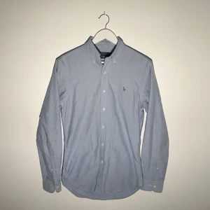 Ralph Lauren Skjorta  - Skick: 8/10 (den är sydd på insidan, märks knappt på utsidan, kan skicka fler bilder vid efterfrågan)  Storlek: S  Färg: Ljusblå 