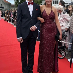 Vinröd balklänning - Säljer min superfina vinröda balklänning! Använd en gång av mig o en gång av den tidigare ägaren. Skicket är som nytt 😊 Nypris:4990kr