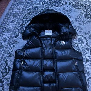 Moncler väst - Moncler väst väldigt fin ingen användning till den längre 